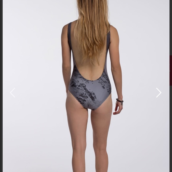 Bathing suit size large - Picture 6 of 7